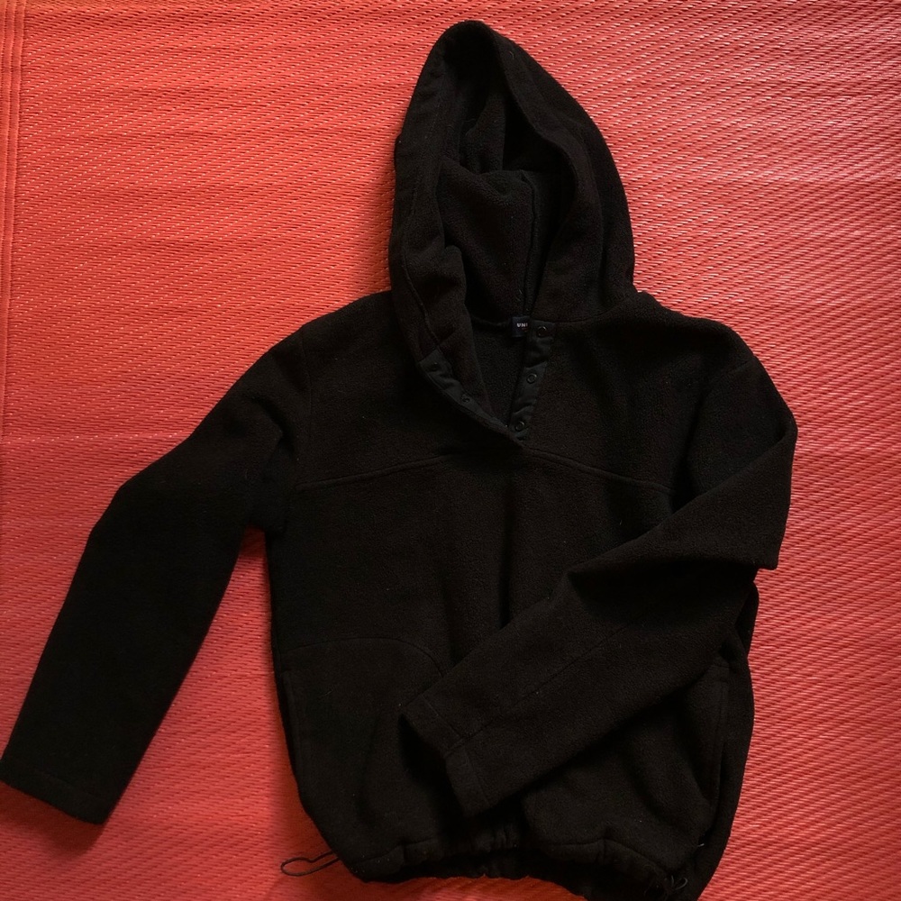Uniqlo black sweatshirt